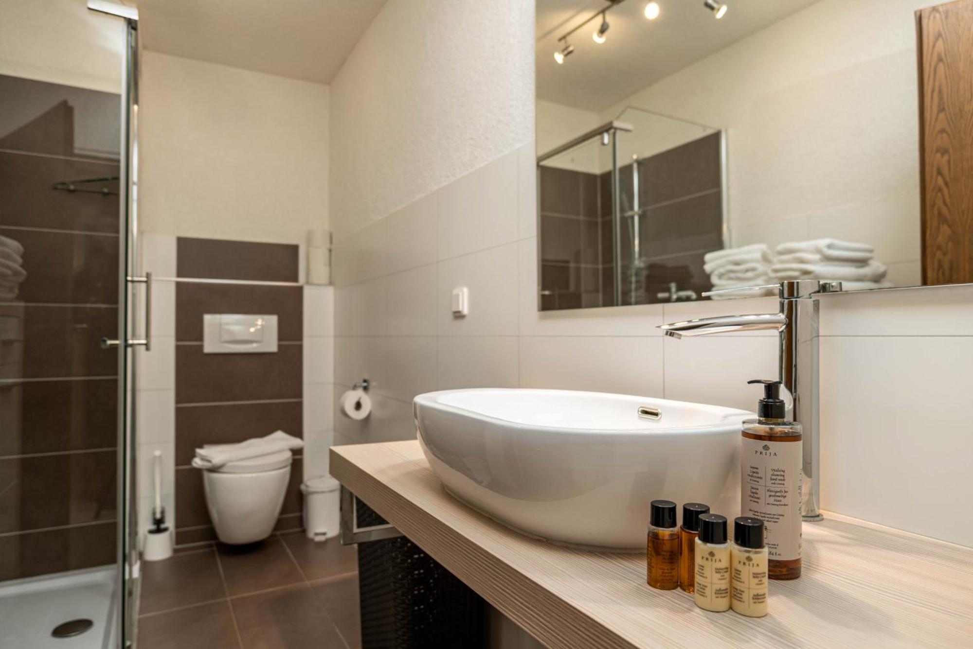 Riesling Appartement For 2 - 4 People - Billiards - Balcony With Mosel View - Parking - Wine Barrel Bar - Fully Equipped Kitchen - Netflix - Waiputv - 3 Km From Cochem Klotten Exterior foto